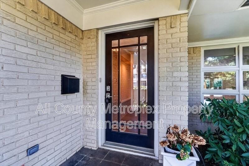 5804 Norway Rd - Photo 2 of 20