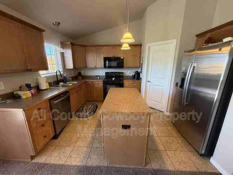 4118 Cliff St - Photo 3 of 20