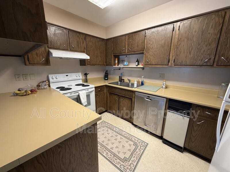 1463 N 17th St - Photo 3 of 16
