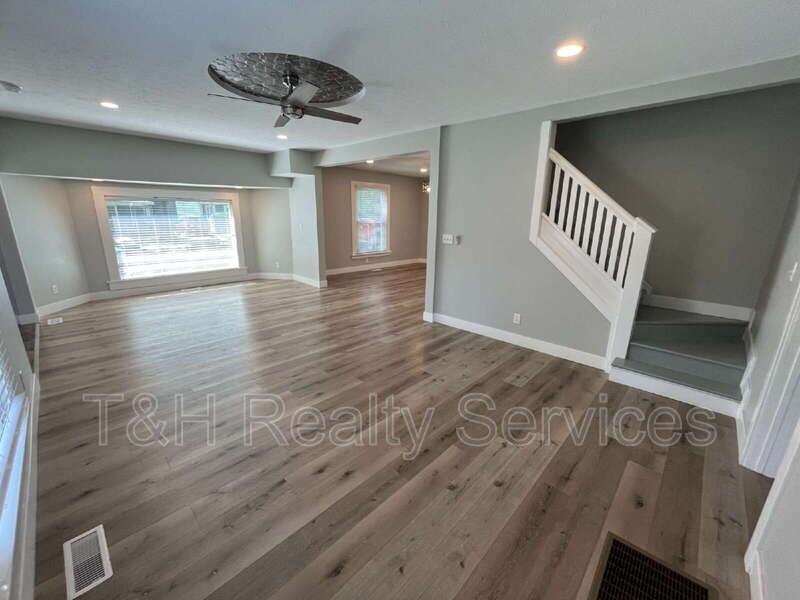 6155 Broadway St - Photo 6 of 24