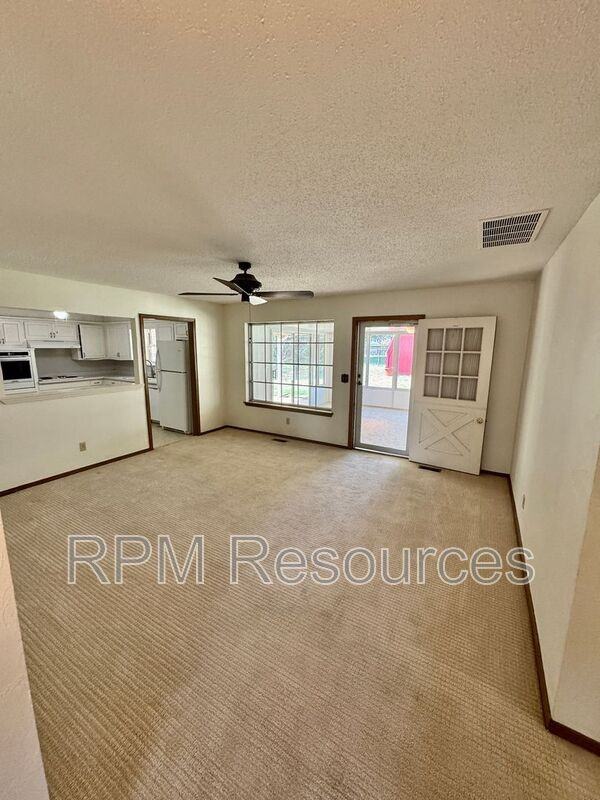 405 Walnut Ave - Photo 4 of 22