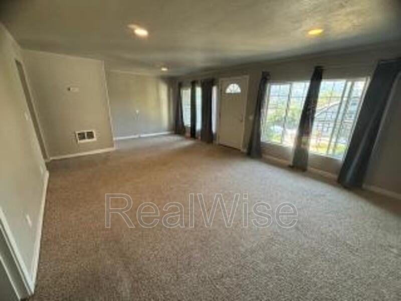 1639 Se Main St #1 - Photo 3 of 11
