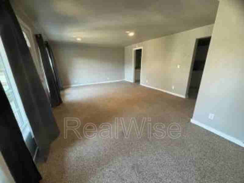 1639 Se Main St #1 - Photo 4 of 11