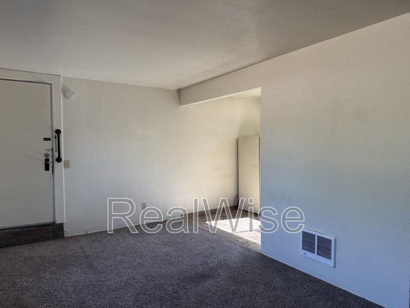 3028 Ne Douglas Ave - Photo 4 of 7