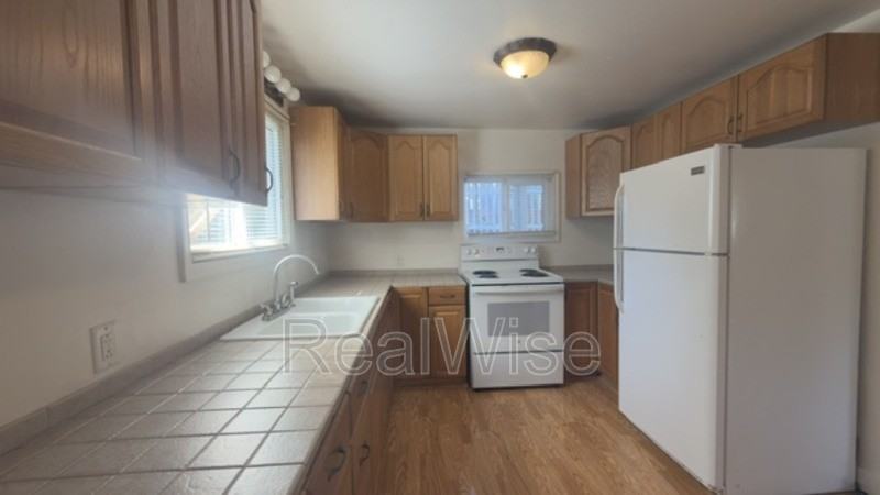 205 S Pine St - Photo 2 of 17