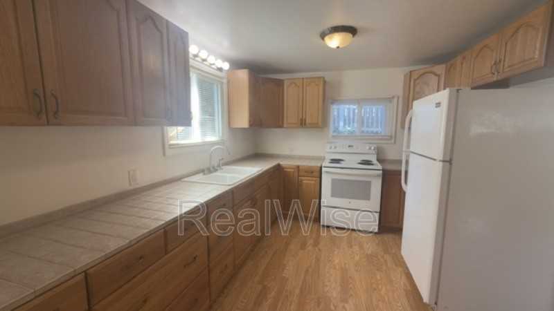 205 S Pine St - Photo 3 of 17