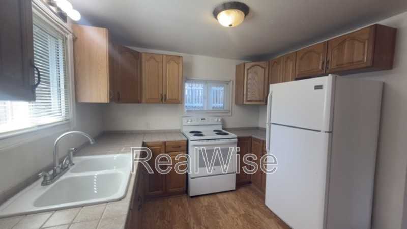 205 S Pine St - Photo 4 of 17