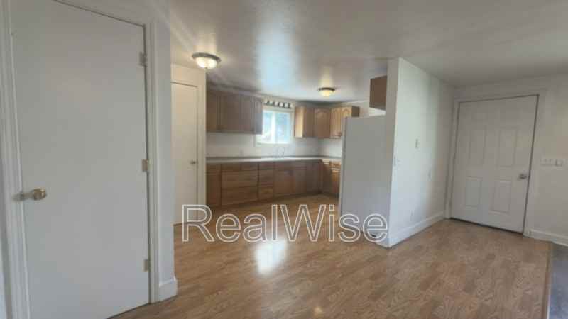205 S Pine St - Photo 6 of 17