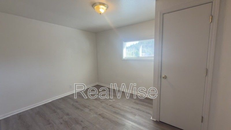 205 S Pine St - Photo 7 of 17
