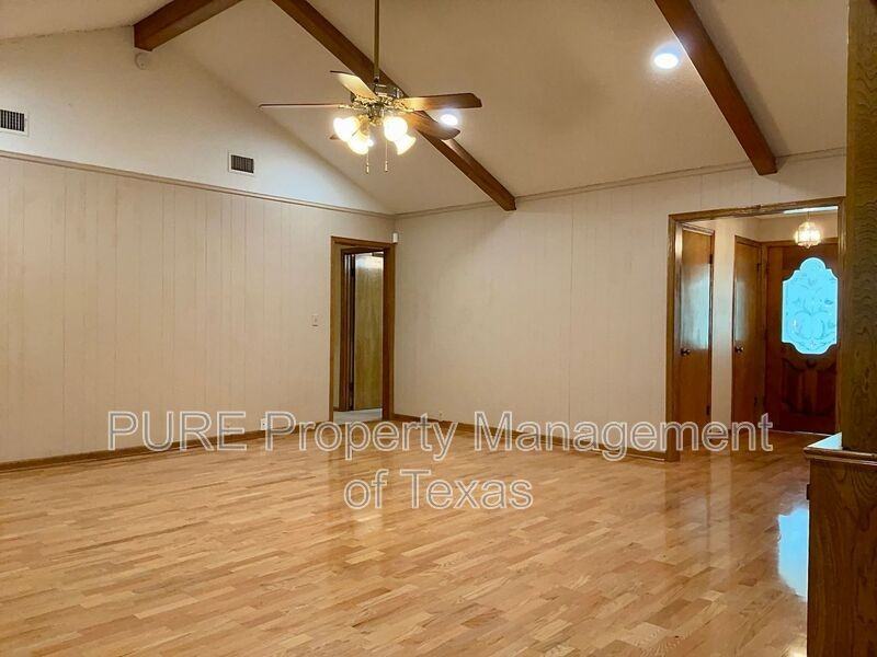 201 Oakwood Dr - Photo 4 of 27