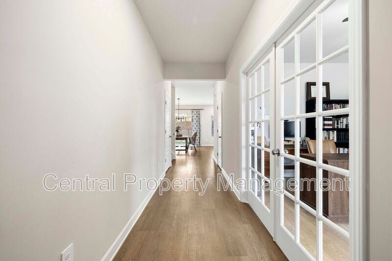 320 Lavinia Cir - Photo 5 of 31
