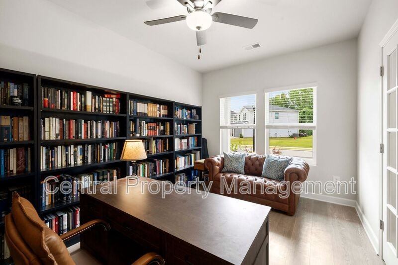 320 Lavinia Cir - Photo 7 of 31