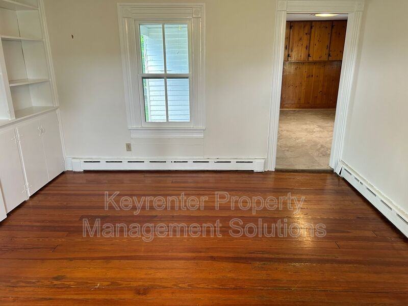 209 Tanner Ln - Photo 4 of 47