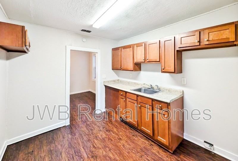 2053 Baldwin St - Photo 2 of 13