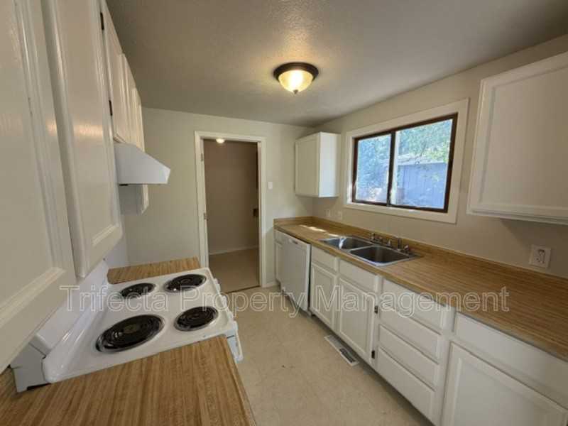 3313 Dunbar Ave - Photo 3 of 16
