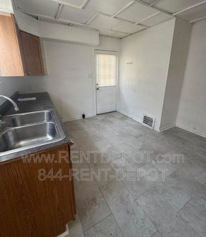 416 E Riverside Dr - Photo 4 of 12
