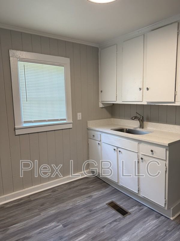 224 Bell St - Photo 4 of 6