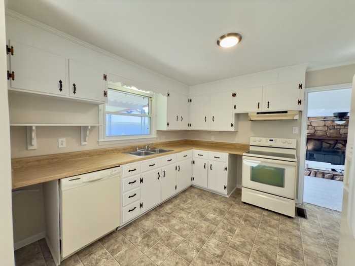 222 Yorktown Rd - Photo 2 of 32