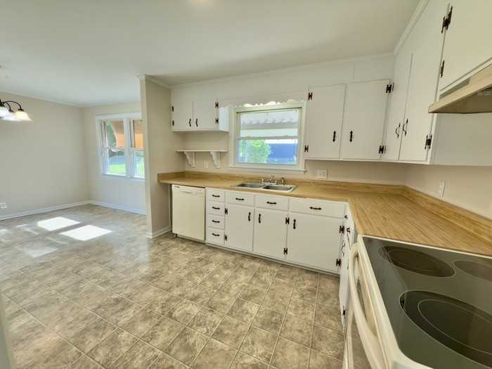222 Yorktown Rd - Photo 3 of 32