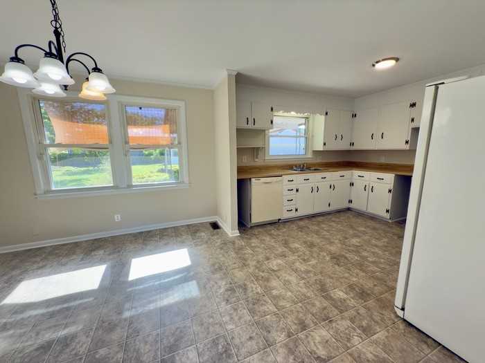 222 Yorktown Rd - Photo 6 of 32
