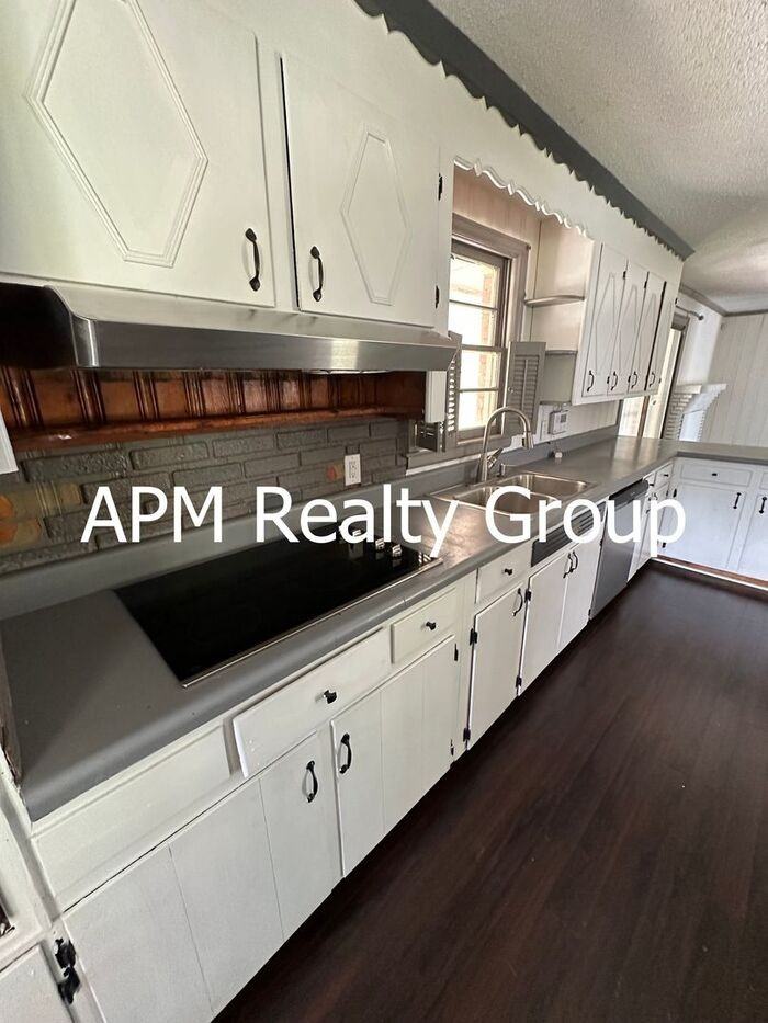 1421 Adella St - Photo 3 of 13
