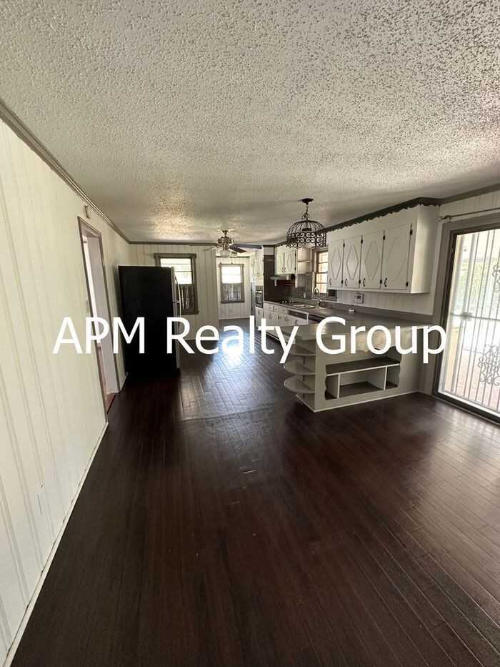 1421 Adella St - Photo 4 of 13