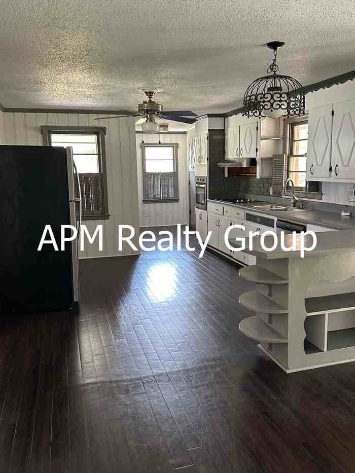 1421 Adella St - Photo 5 of 13