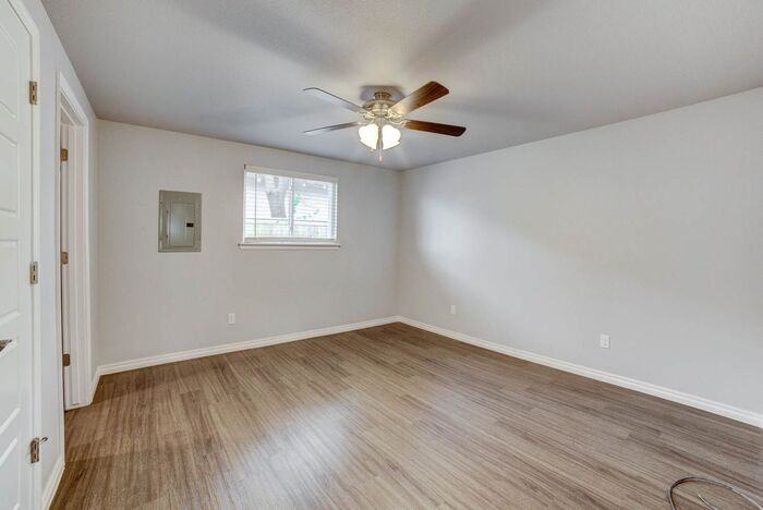 2639 E 10th St #03 - Photo 2 of 22