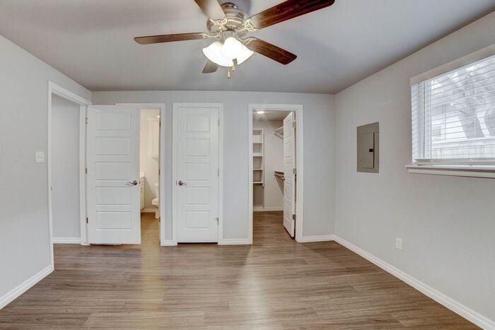 2639 E 10th St #03 - Photo 3 of 22