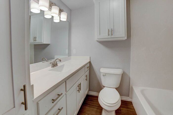 2639 E 10th St #03 - Photo 4 of 22