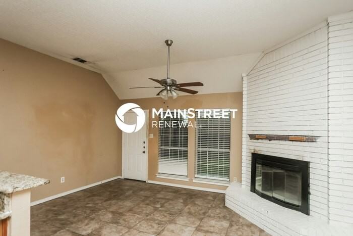 1717 Worthington Ln - Photo 4 of 15