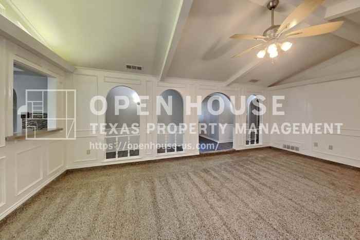 1944 Chesham Dr - Photo 5 of 22