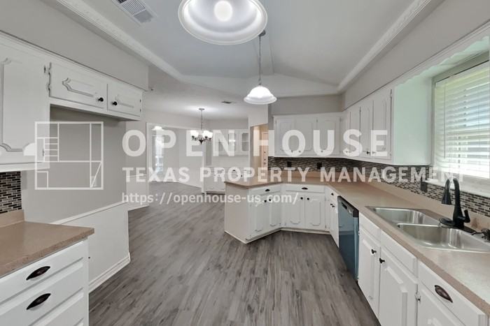1944 Chesham Dr - Photo 7 of 22
