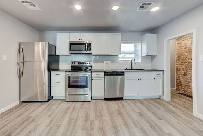 2417 E 7th St #A - Photo 5 of 23