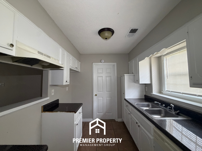 6934 Tobin Dr - Photo 4 of 15