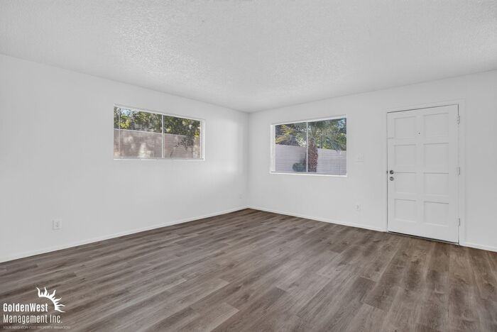 2209 W Belmont Ave #6 - Photo 3 of 17