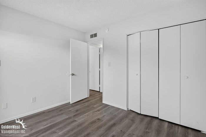 2209 W Belmont Ave #6 - Photo 7 of 17