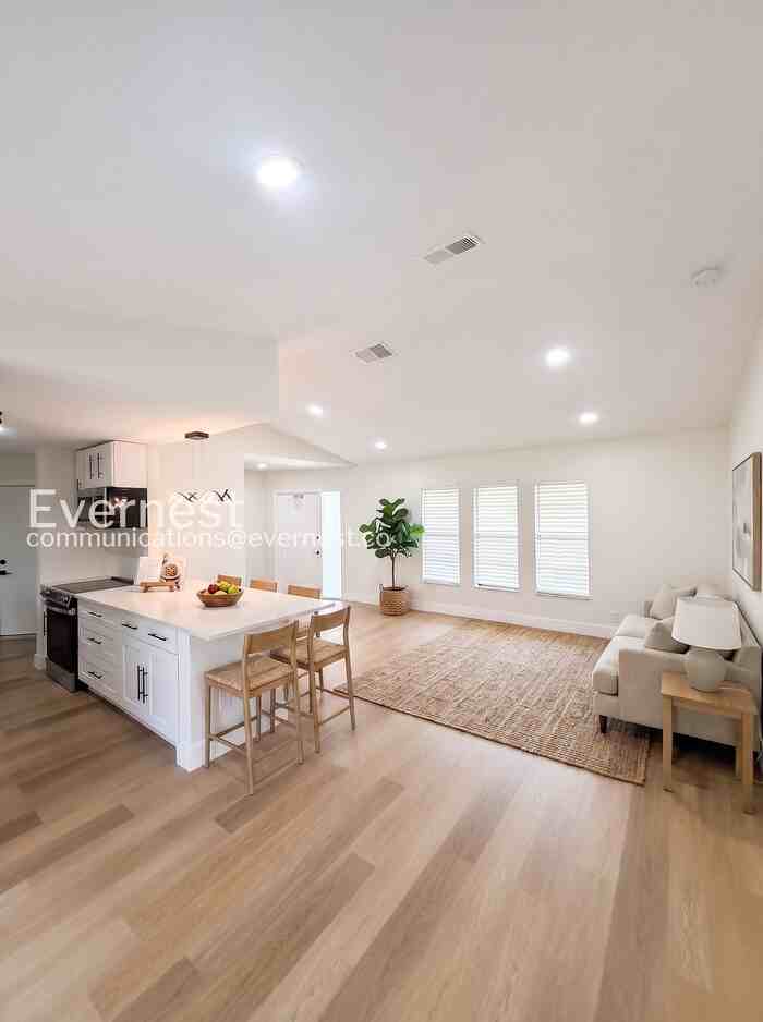 1304 Se 11th St - Photo 2 of 20
