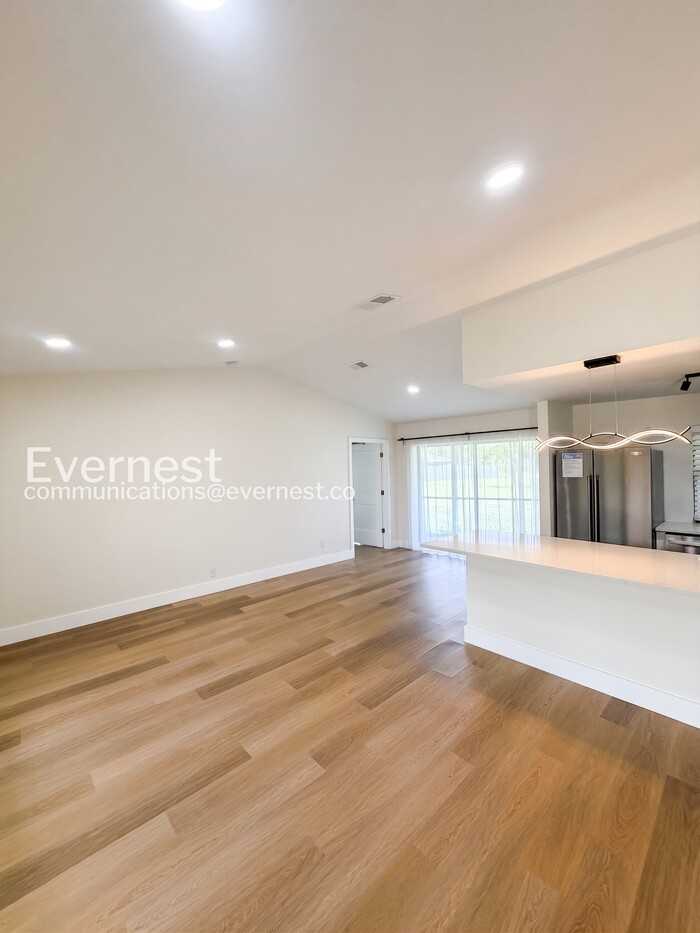 1304 Se 11th St - Photo 3 of 20