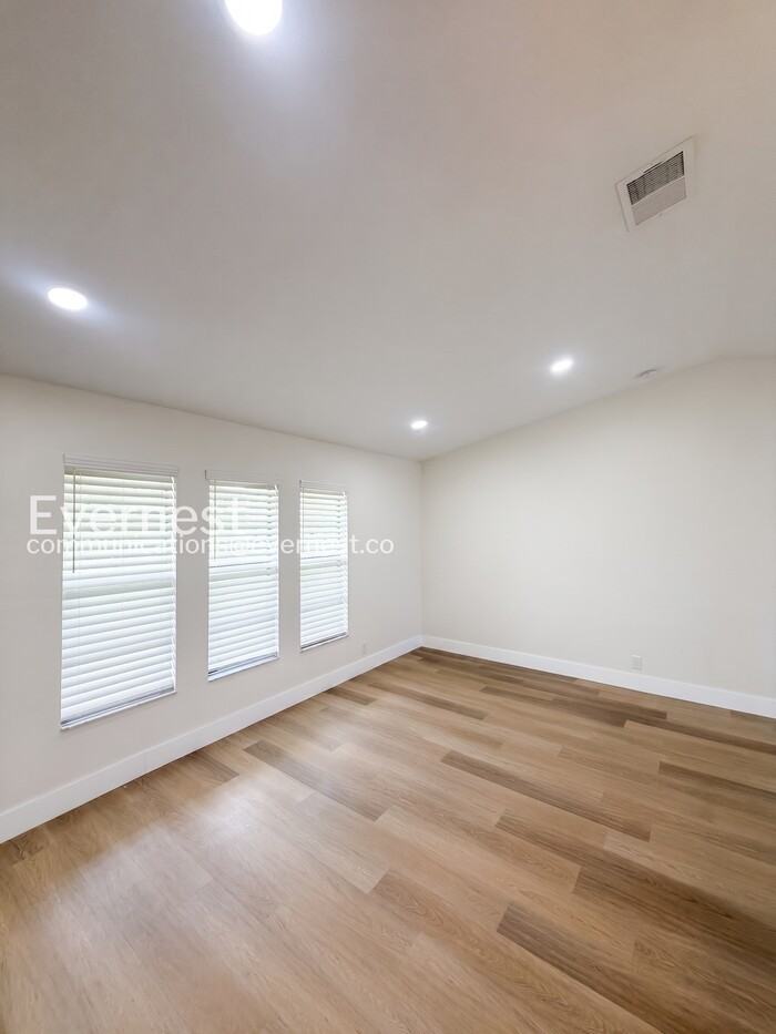 1304 Se 11th St - Photo 5 of 20