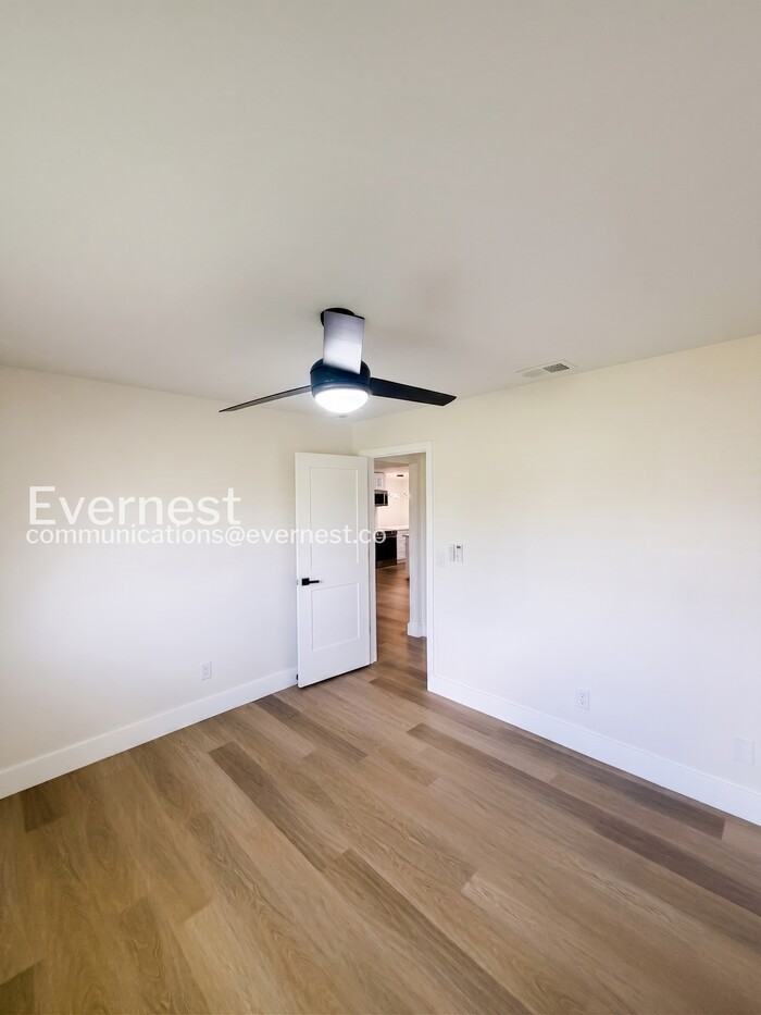 1304 Se 11th St - Photo 7 of 20