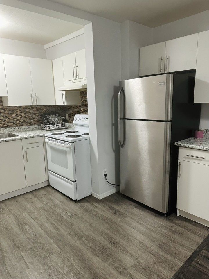 7249 145 St - Photo 6 of 19