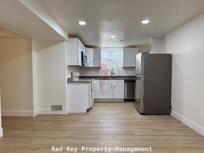 543 Stansbury Ave #B - Photo 2 of 11