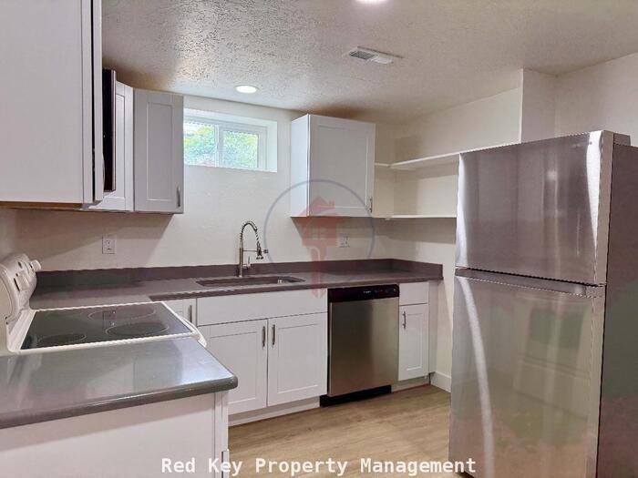 543 Stansbury Ave #B - Photo 3 of 11