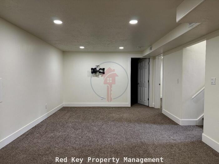 543 Stansbury Ave #B - Photo 4 of 11