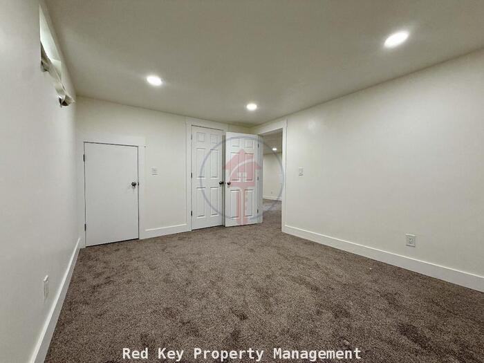 543 Stansbury Ave #B - Photo 5 of 11
