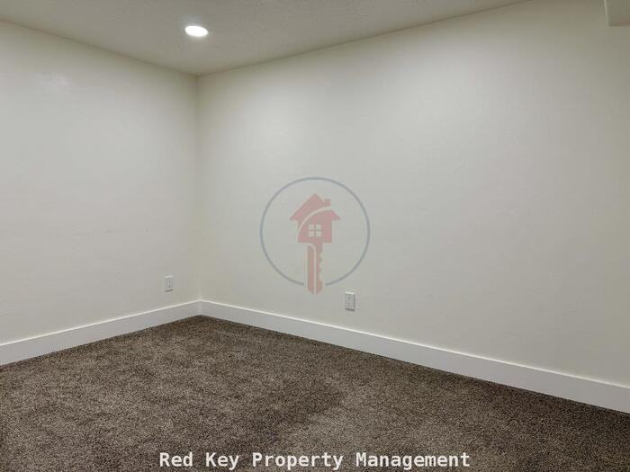 543 Stansbury Ave #B - Photo 6 of 11