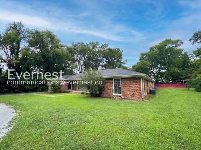 570 Hawkins Dr - Photo 2 of 40