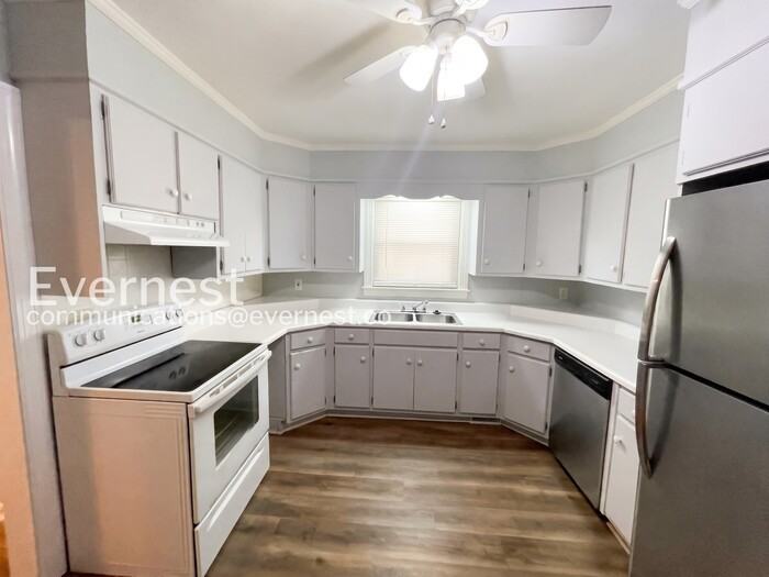 570 Hawkins Dr - Photo 3 of 40