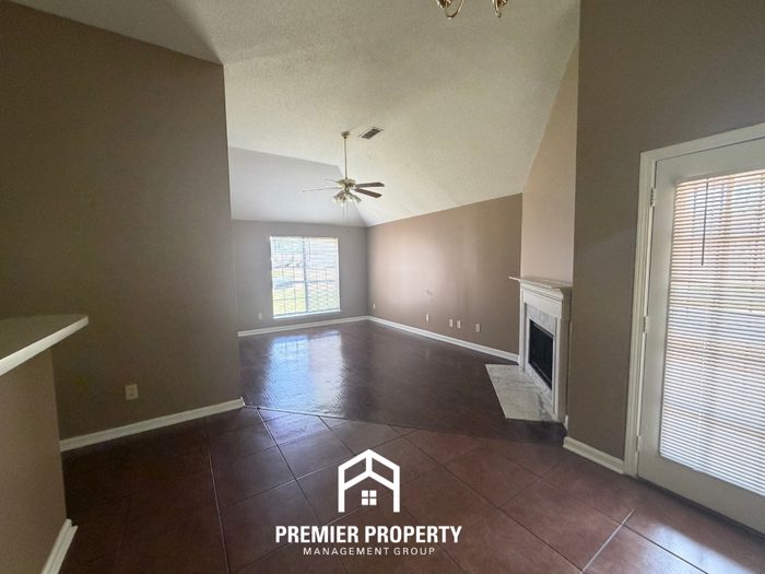 3755 Clarion Dr - Photo 4 of 18